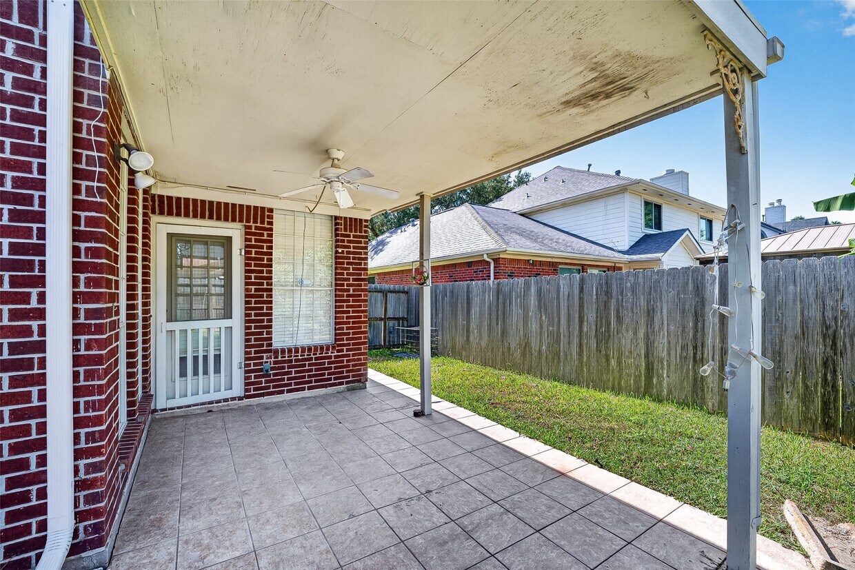 Foto del edificio - 2411 Charter Oaks Ct