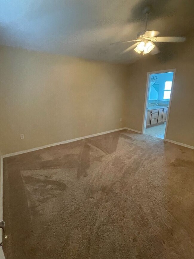 Building Photo - Beautiful 3/2 Fenced in Single Family Home...