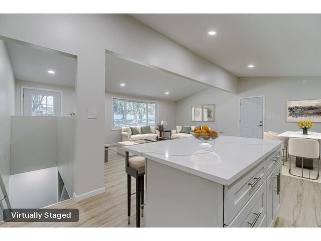 Foto del edificio - 835 Niagara Ln N