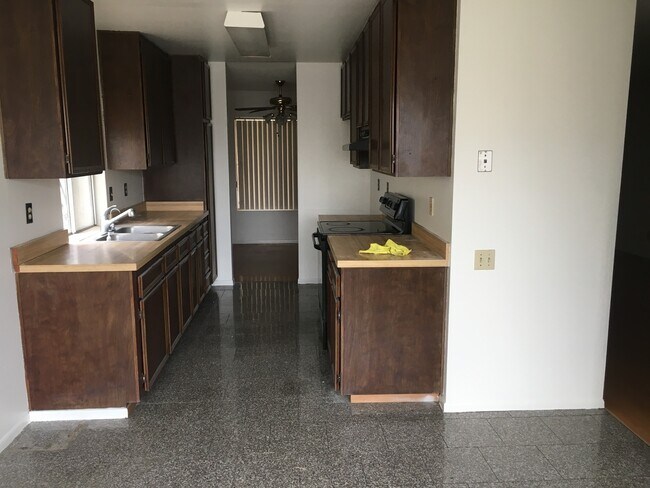 Building Photo - Beautiful 3BR/2BA Home In Family Neighborh...