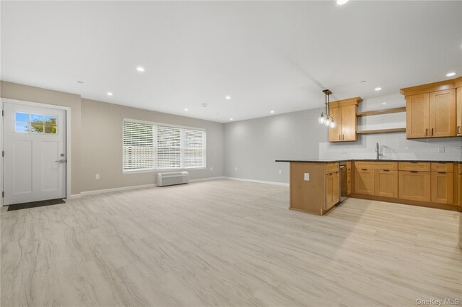 Building Photo - 71 N Main St