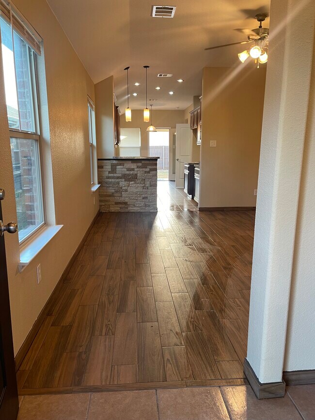 Foto del edificio - 1221 Silver Maple Ln