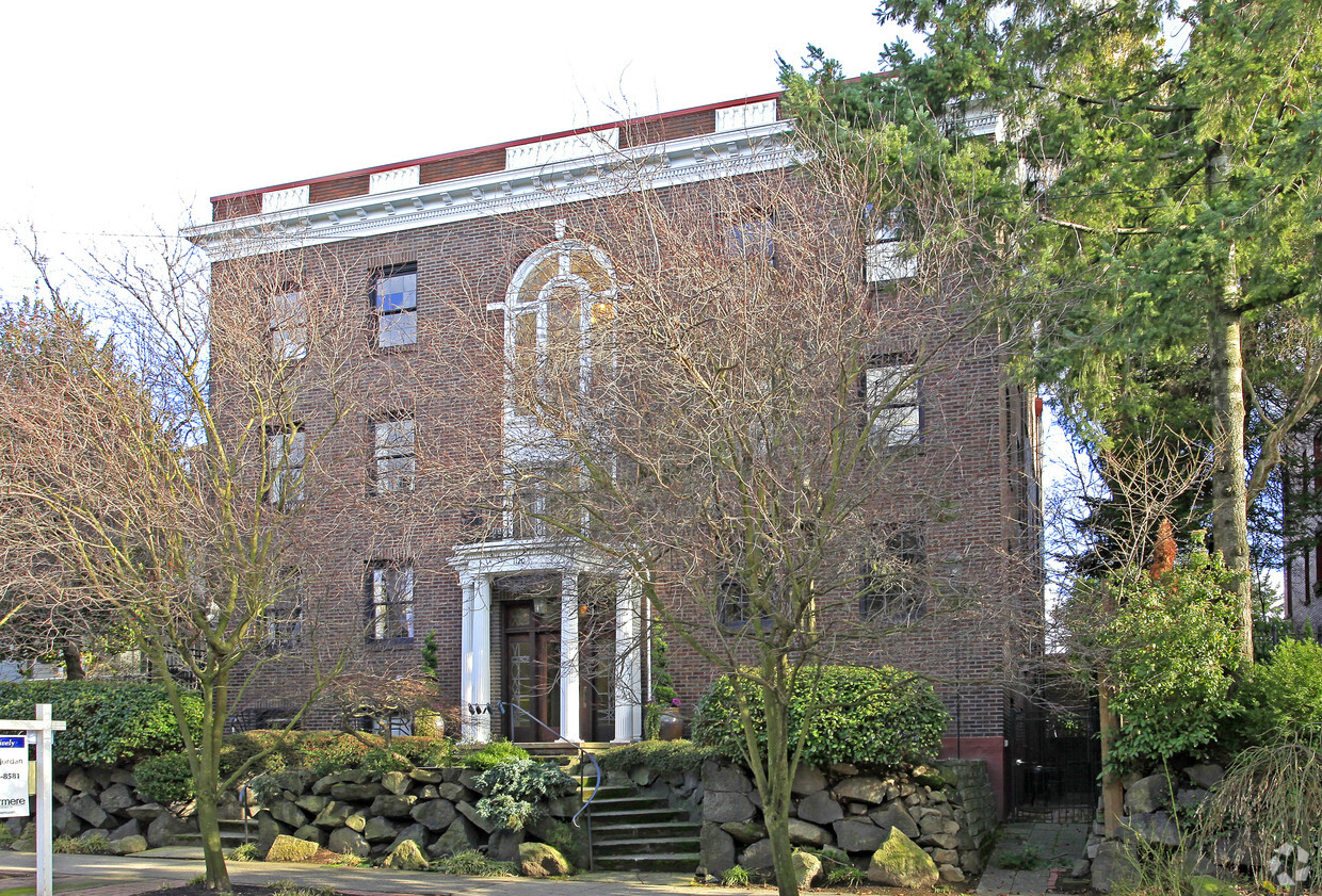 Primary Photo - Betsy Ross Apartments