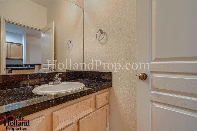 Building Photo - $200 off the first full month's rent - Fabulous 2 Bed 2.5 Bath Townhome in Hillsboro!