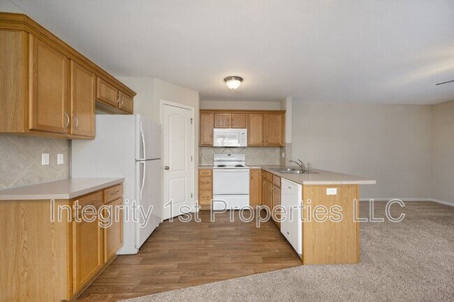 Building Photo - 9120 N Helena Ave