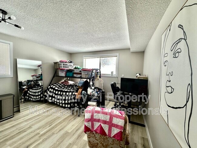 Photo du bâtiment - 8705-8152 152 St NW