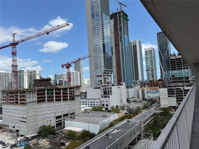 Foto del edificio - 915 NW 1st Ave