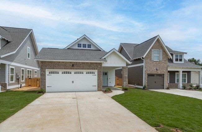 Building Photo - One level living with Two car Garage!