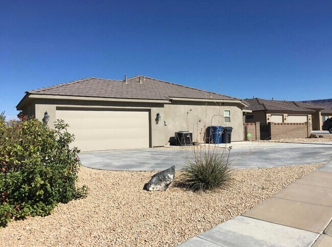 Foto del edificio - Beautiful 3 Bedroom, 2 bathroom Home in Hu...