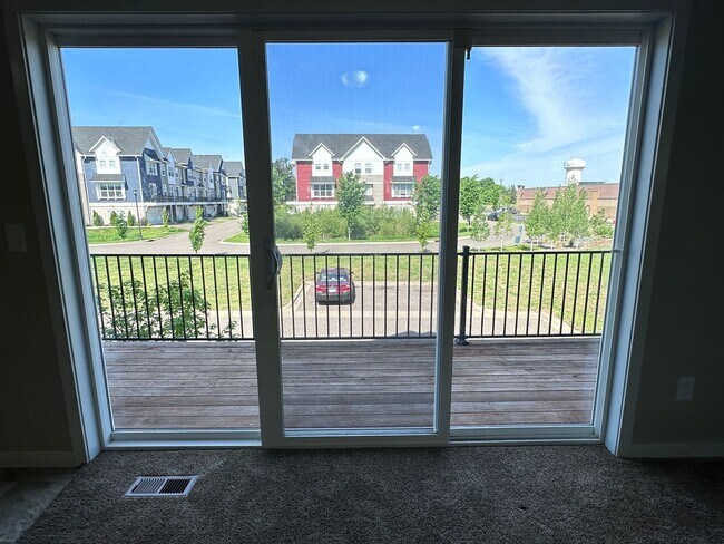 Foto del edificio - Champlin Corner Unit Town Home, 2 Car Garage, Dishwasher, Washer/Dryer, Balcony