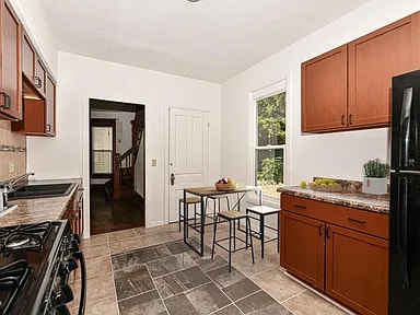 Kitchen (staged) - 1432 Lasalle St