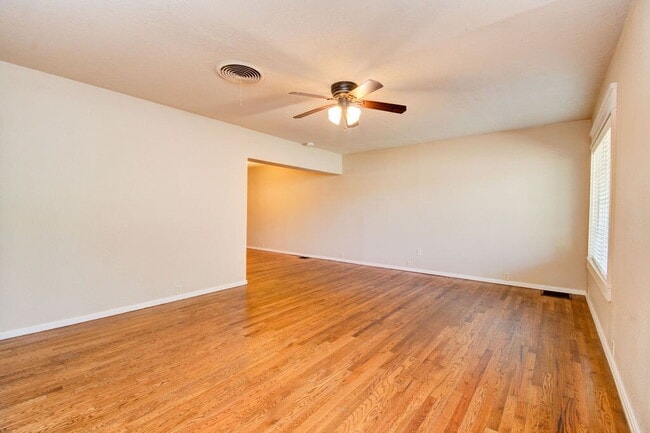 Building Photo - 3/2/2 with tons of space! Pre-leasing for July 2026!