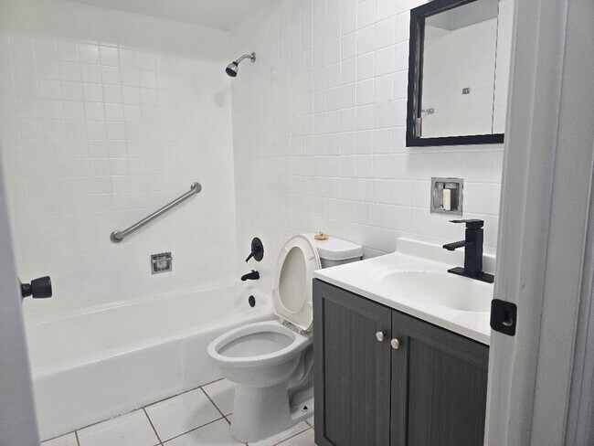 Foto del edificio - 15041 Dobson Ave