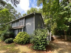 Building Photo - Room in House on Grove Ave