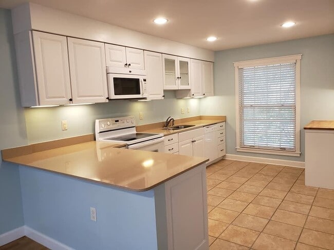 Building Photo - 2002 Voltaire Dr