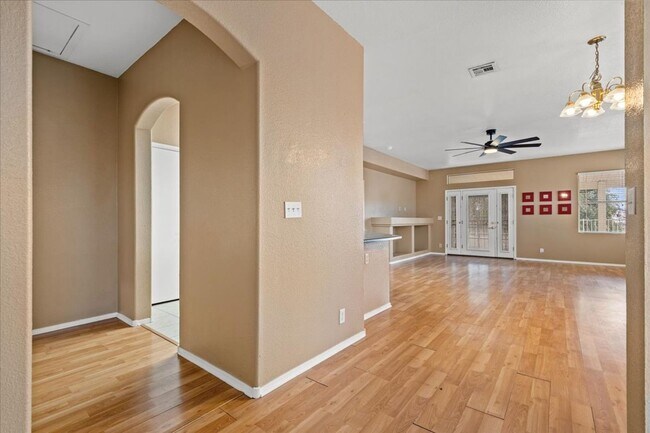 Foto del edificio - Charming Centennial Hills Home with Hardwood Floors & Covered Patio