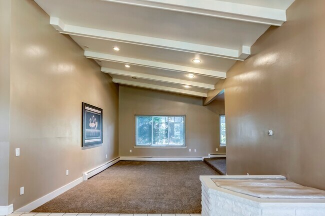 Foto del edificio - SHARP CONTEMPORARY-STYLE TRI-LEVEL HOME, I...
