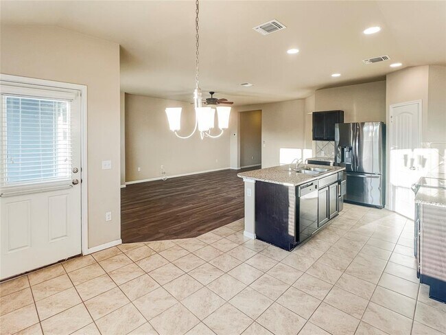 Building Photo - 700 Comal Run