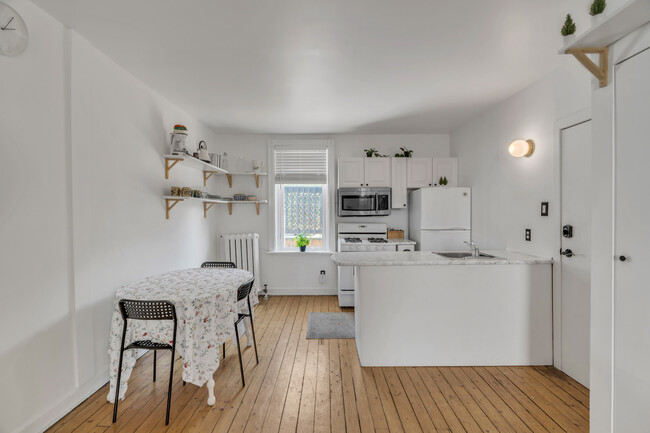 Open concept Kitchen - 208 Clarence St
