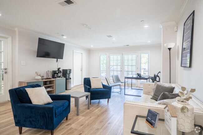 Leasing Office - Dwell @ 750