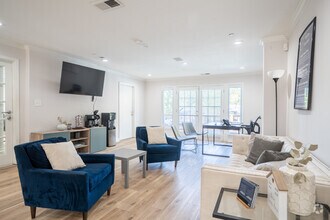 Leasing Office - Dwell @ 750