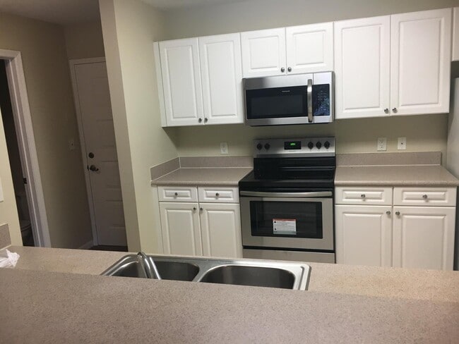 Building Photo - 1203 Town Center Dr
