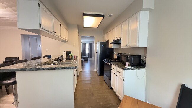 Foto del edificio - Beautiful 3BR Townhome in Gated Kings Square Community