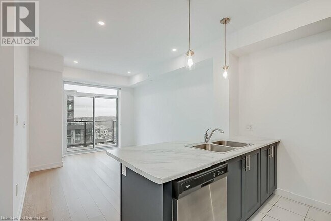 Photo du bâtiment - 450 DUNDAS STREET EAST St