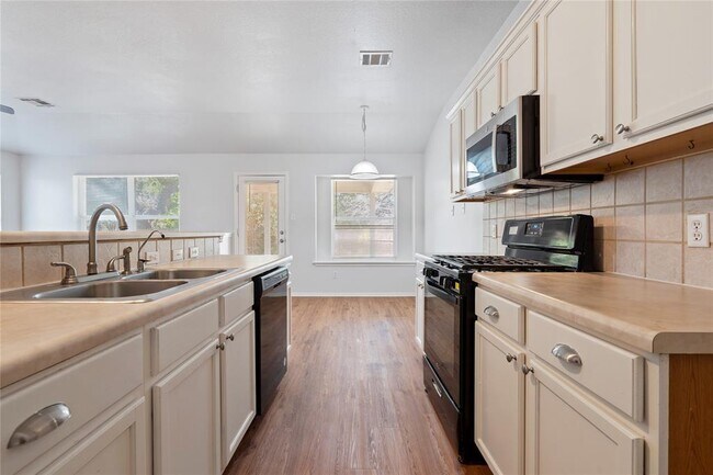 Foto del edificio - 3307 Blue Ridge Dr