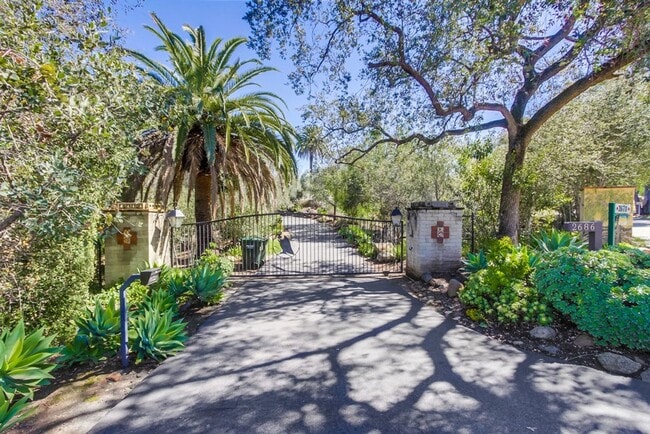 Building Photo - Peaceful Escondido 1BR with a full kitchen...
