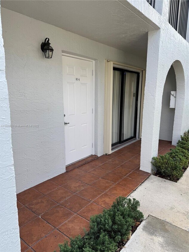 Foto principal - 18266 Mediterranean Blvd