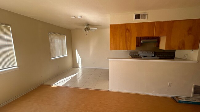 Building Photo - 2 Bedroom Townhome in Highland California