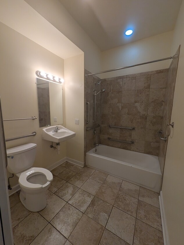 Building Photo - 5031 S Hermitage Ave