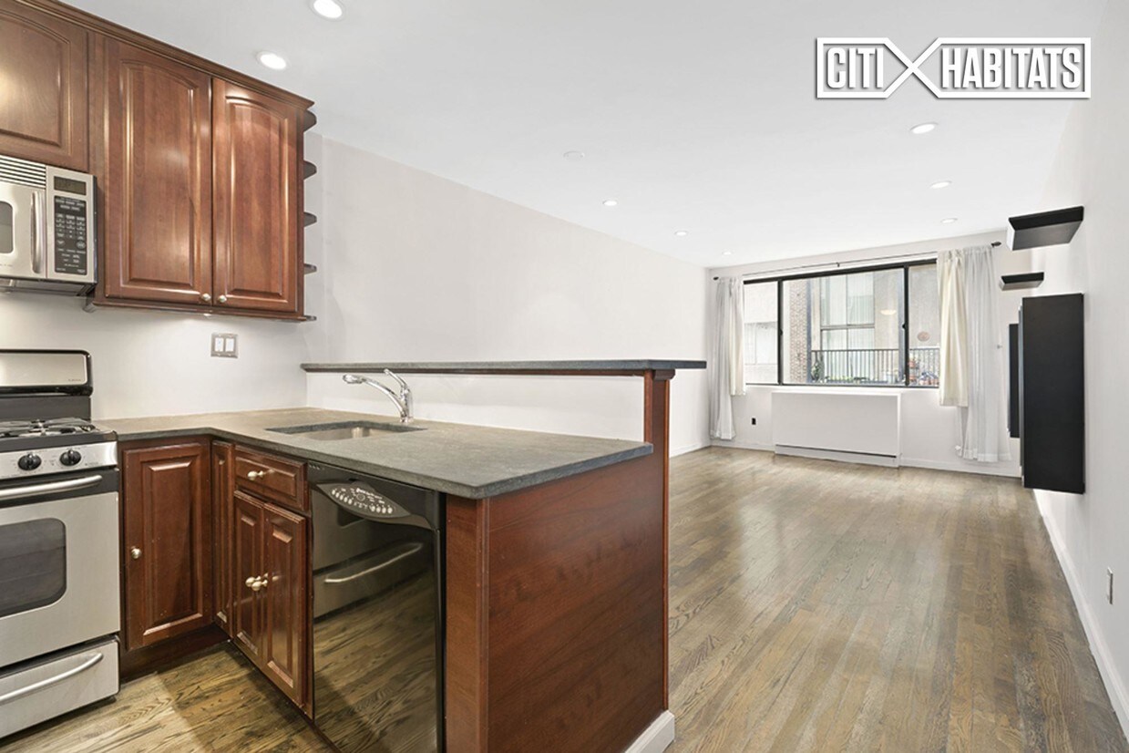 Primary Photo - 44 E 12th St