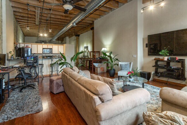 Building Photo - STUNNING - 1 bed, 1 bath / Appliances/ Par...