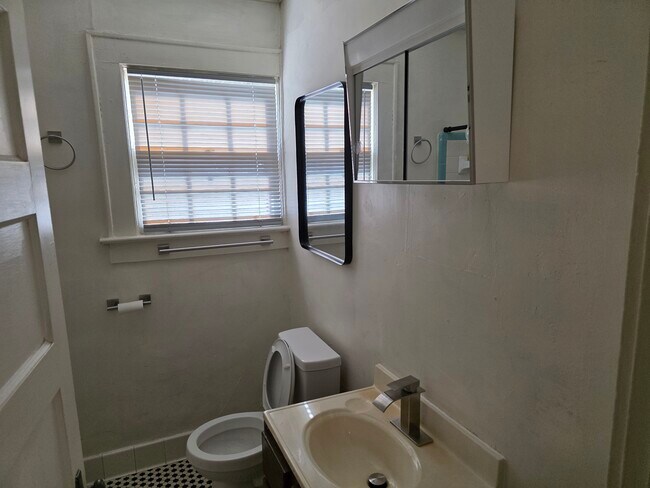 Baño - 1302 Belleville Rd