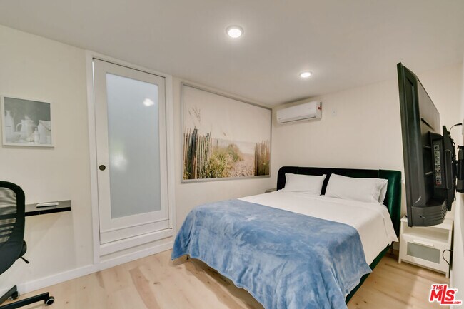 Foto del edificio - 8761 Dorrington Ave