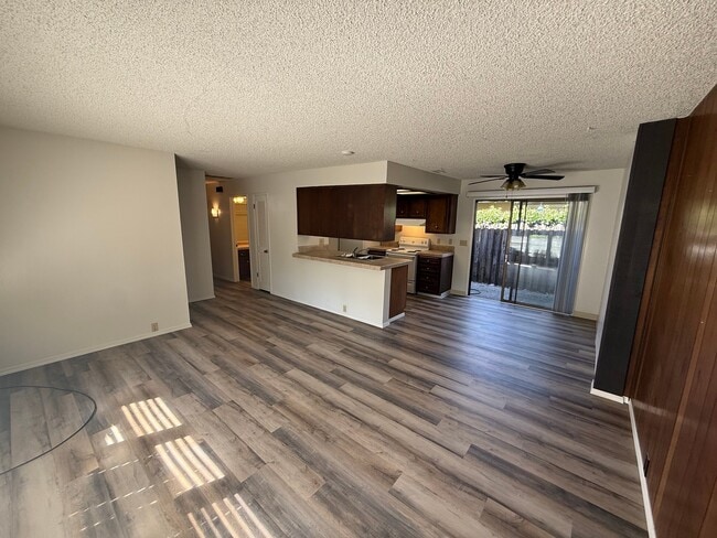 Building Photo - 940 W East Ave