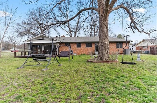 Building Photo - 2 Bed / 2 Bath in West Tulsa!