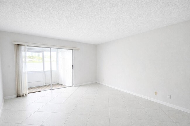 Building Photo - 222 Somerset L