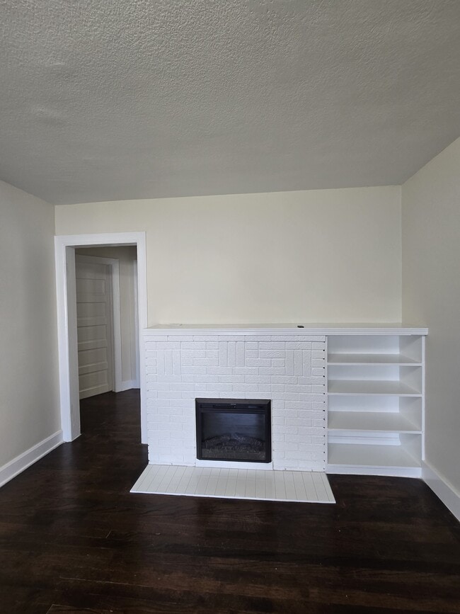 Building Photo - 647 S Green St