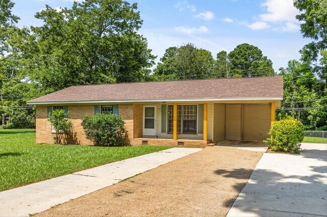 Foto del edificio - 2111 Shady Ln Cir NW