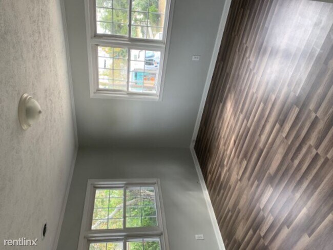 Building Photo - 405 72nd Ave N