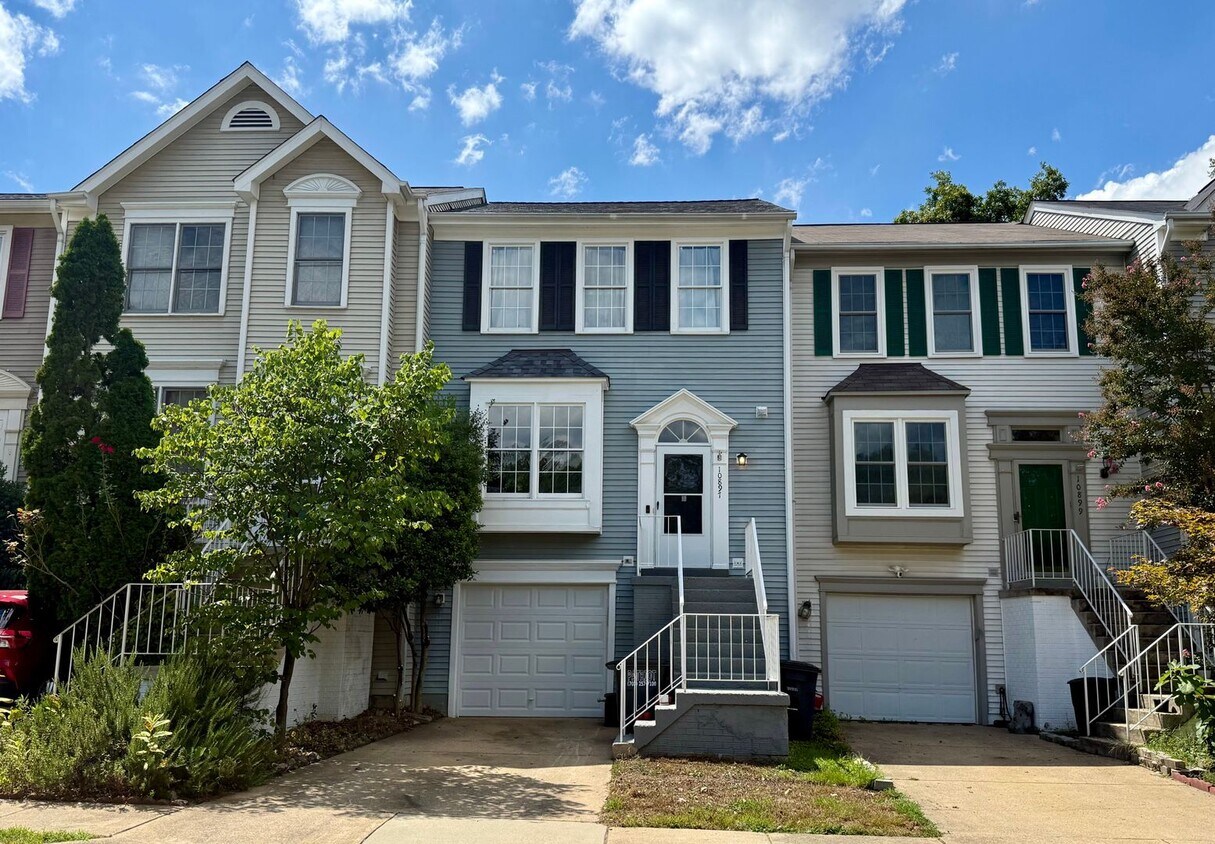 Primary Photo - Modern Living in Manassas! 3-Level, 3BR To...