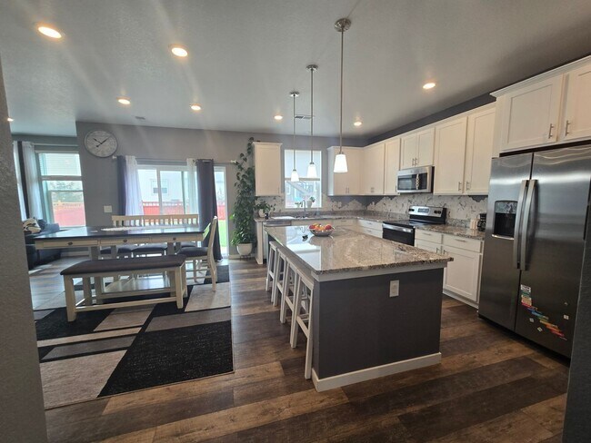Foto del edificio - Built in 2021 Spacious Home with 4 bedroom...