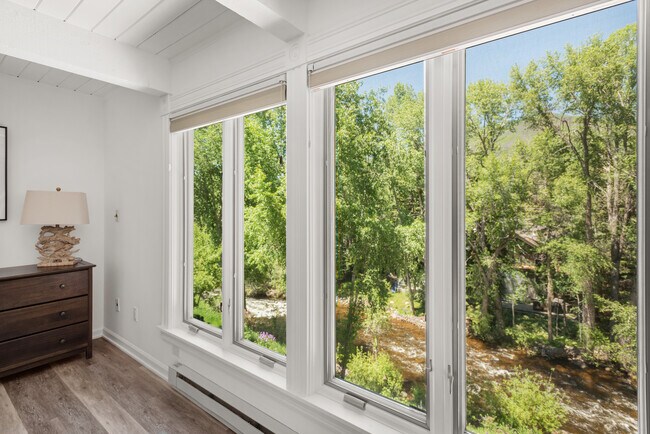 Foto del edificio - 916 E Hopkins Ave