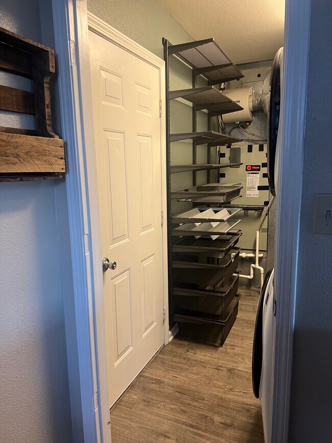 Espacio de despensa y lavandería - 227 Lakemoore St