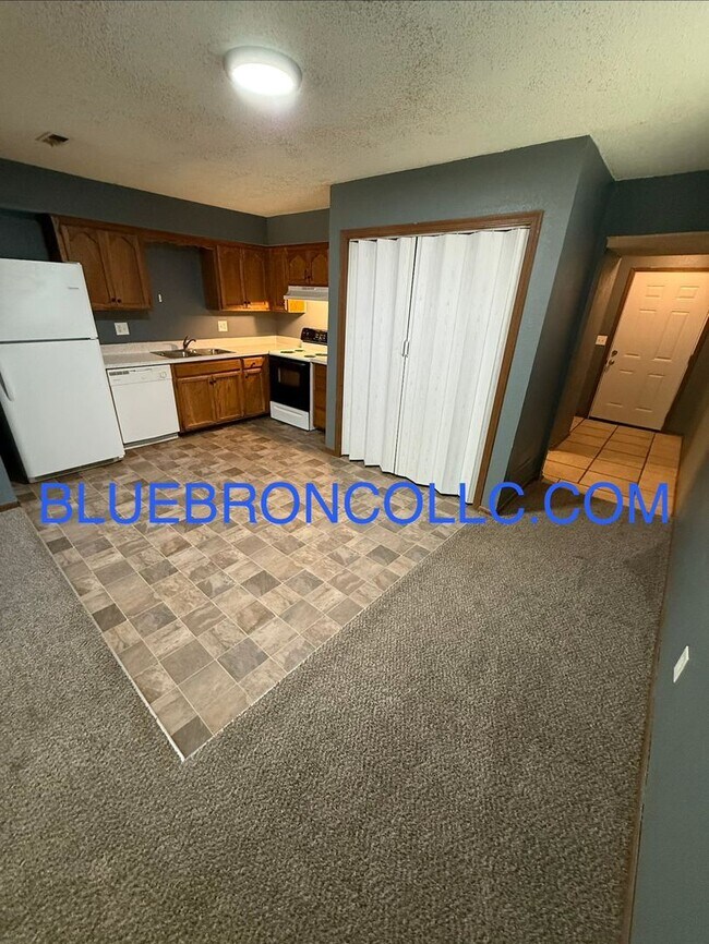 Foto del edificio - Spacious 3 bedroom townhome with attached 1 car garage