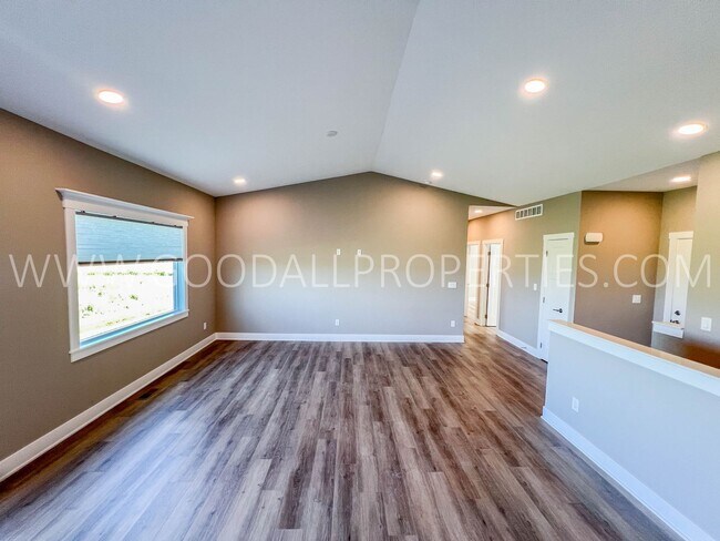 Foto del edificio - 4 bedroom 3 bathroom Ranch style home with finished basement in Waukee