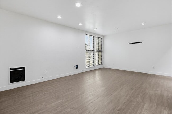 Building Photo - 453 S Sierra Ave